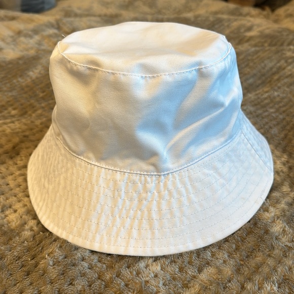 Alice + Olivia reversible bucket hat with matching weekend crossbody bag - Picture 2 of 4